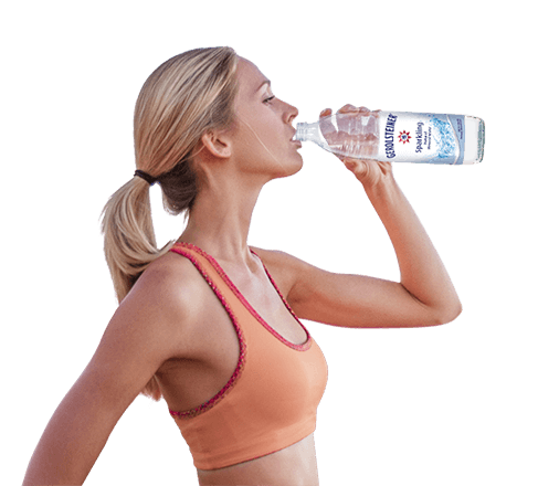 Jeune femme buvant de l'eau minérale Gerolsteiner